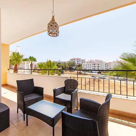 C02 - Luxury 3 Bed With Pool View