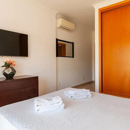 C02 - Luxury 3 Bed With Pool View Apartament