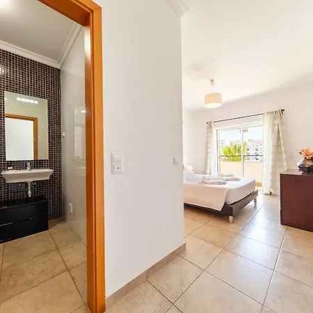 C02 - Luxury 3 Bed With Pool View * Lagos