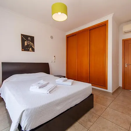 C02 - Luxury 3 Bed With Pool View