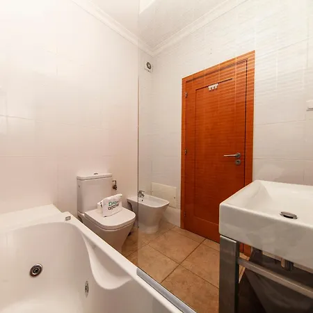 C02 - Luxury 3 Bed With Pool View Apartament *