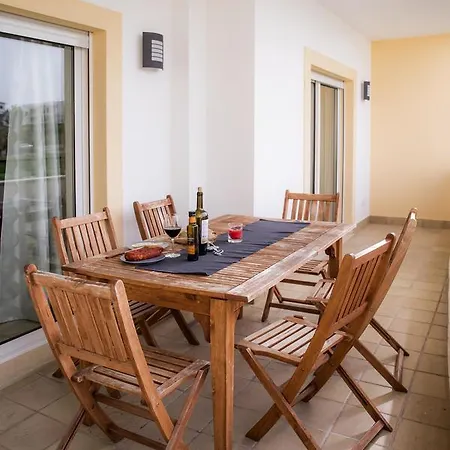 C02 - Luxury 3 Bed With Pool View