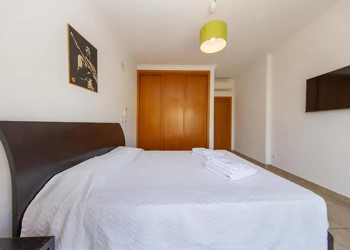 Appartement C02 - Luxury 3 Bed With Pool View