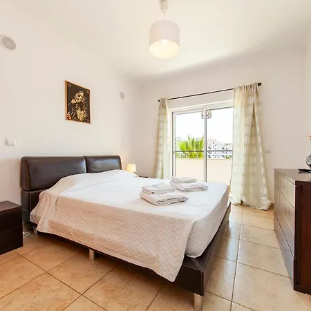 C02 - Luxury 3 Bed With Pool View *