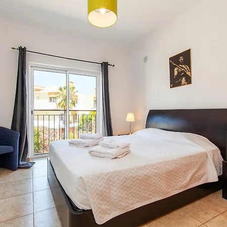 Apartment C02 - Luxury 3 Bed With Pool View
