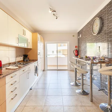 C02 - Luxury 3 Bed With Pool View Apartment *