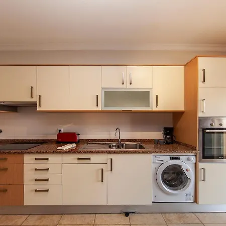 C02 - Luxury 3 Bed With Pool View * Lagos