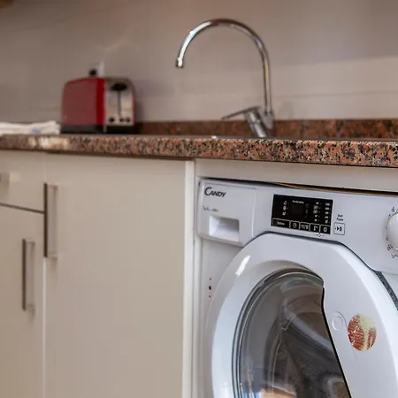 C02 - Luxury 3 Bed With Pool View Apartment