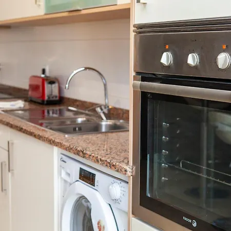 C02 - Luxury 3 Bed With Pool View *