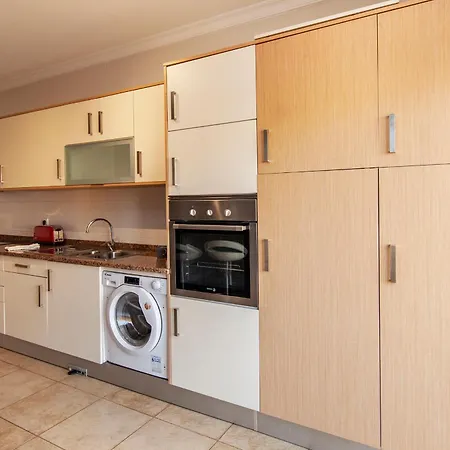 C02 - Luxury 3 Bed With Pool View