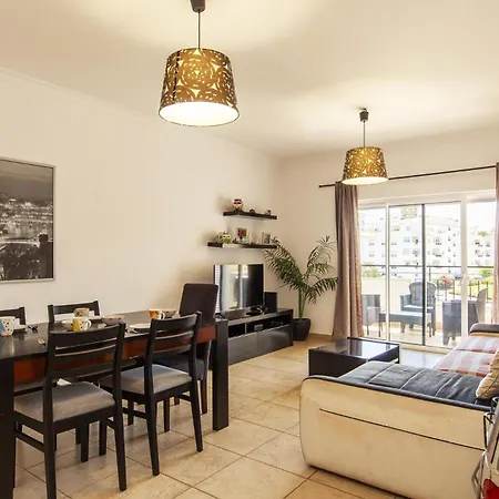 C02 - Luxury 3 Bed With Pool View Apartment *