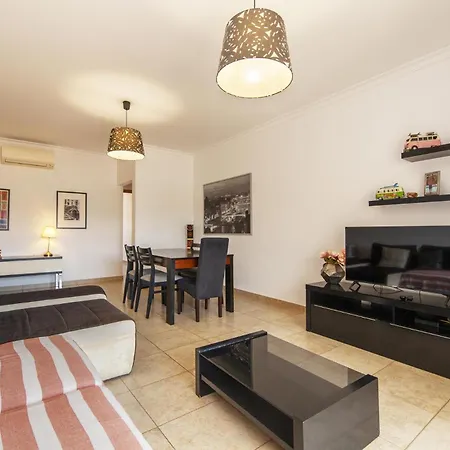 C02 - Luxury 3 Bed With Pool View Apartment *