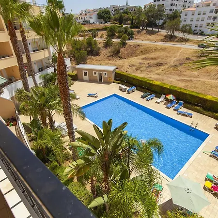 C02 - Luxury 3 Bed With Pool View Apartment