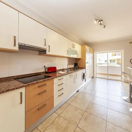 C02 - Luxury 3 Bed With Pool View *