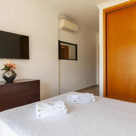 Apartment C02 - Luxury 3 Bed With Pool View