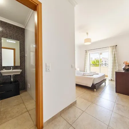 Apartment C02 - Luxury 3 Bed With Pool View