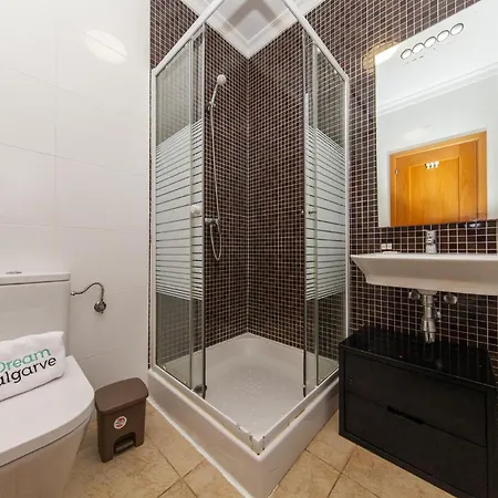 C02 - Luxury 3 Bed With Pool View *