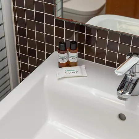 C02 - Luxury 3 Bed With Pool View * Lagos