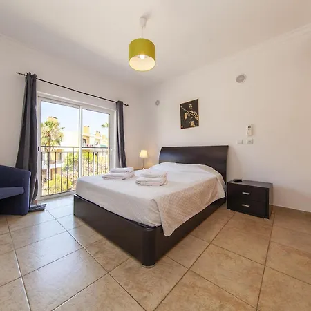 C02 - Luxury 3 Bed With Pool View *