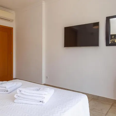 C02 - Luxury 3 Bed With Pool View * Lagos