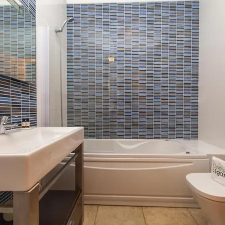 C02 - Luxury 3 Bed With Pool View Daire