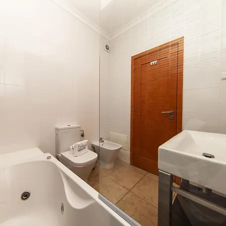 C02 - Luxury 3 Bed With Pool View * Lagos