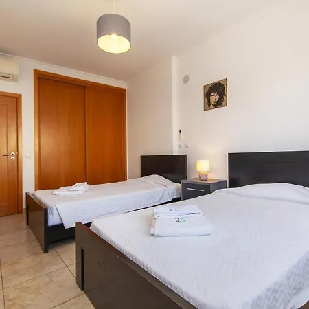 Apartment C02 - Luxury 3 Bed With Pool View
