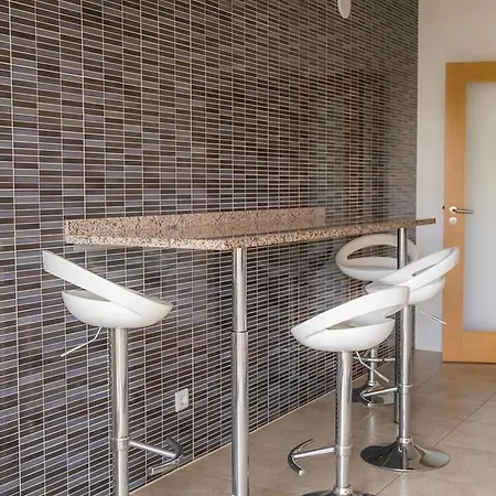 C02 - Luxury 3 Bed With Pool View Apartment