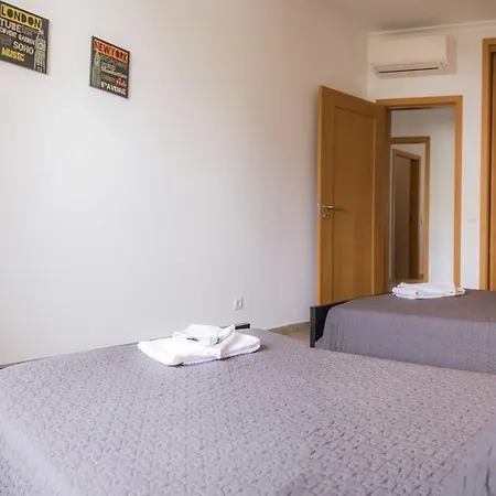 C02 - Luxury 3 Bed With Pool View Apartment *