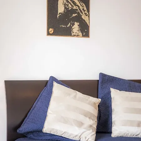 C02 - Luxury 3 Bed With Pool View Apartment