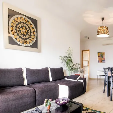C02 - Luxury 3 Bed With Pool View Apartment