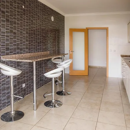 C02 - Luxury 3 Bed With Pool View Apartment *