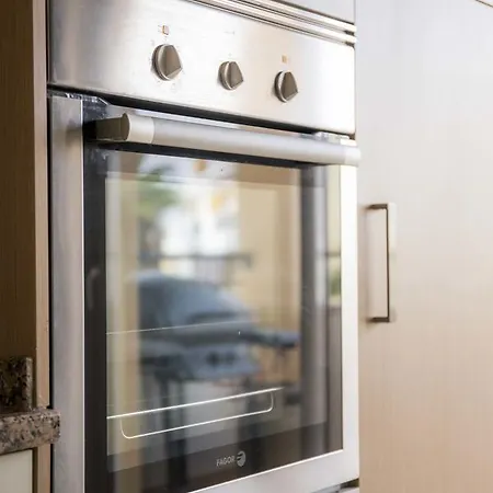Apartment C02 - Luxury 3 Bed With Pool View *