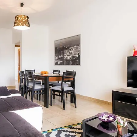 Apartment C02 - Luxury 3 Bed With Pool View