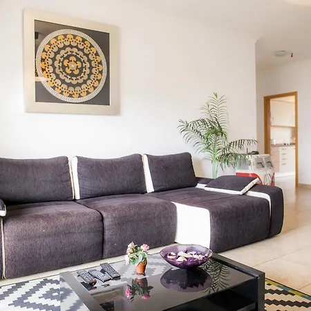 C02 - Luxury 3 Bed With Pool View *