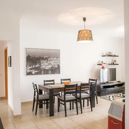 C02 - Luxury 3 Bed With Pool View Apartment