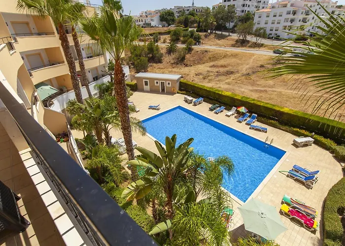 C02 - Luxury 3 Bed With Pool View Apartament