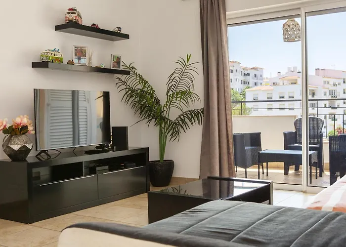 C02 - Luxury 3 Bed With Pool View Apartament