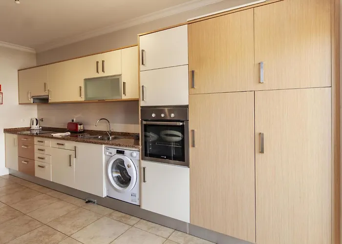 C02 - Luxury 3 Bed With Pool View * Lagos