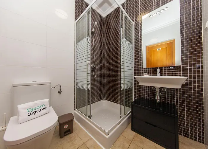 C02 - Luxury 3 Bed With Pool View *