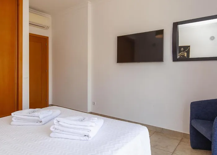 C02 - Luxury 3 Bed With Pool View * Lagos