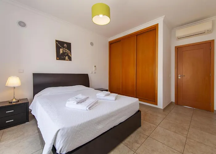 C02 - Luxury 3 Bed With Pool View Apartament *