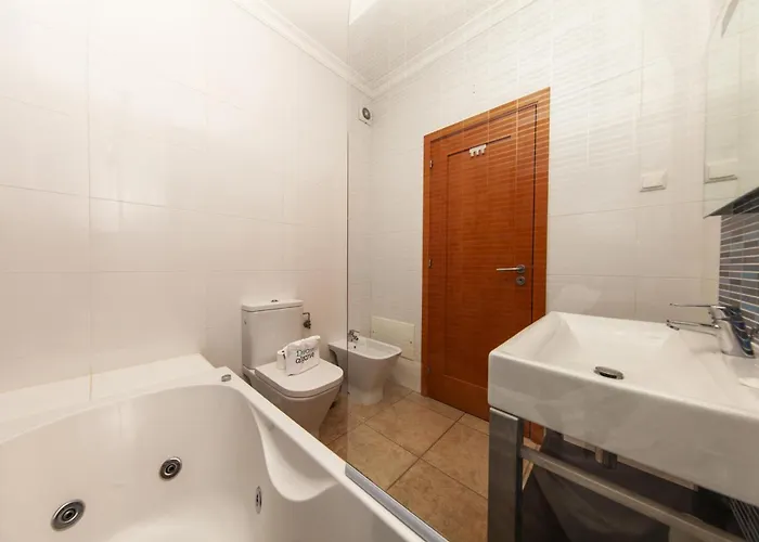C02 - Luxury 3 Bed With Pool View * Lagos